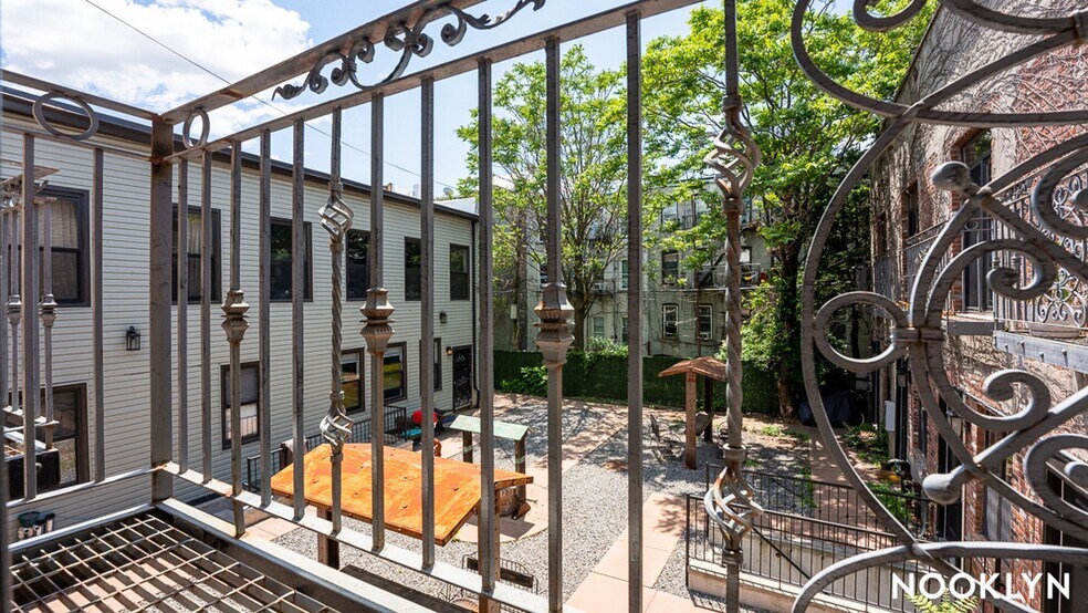 Building Photo - 18-15 Putnam Ave