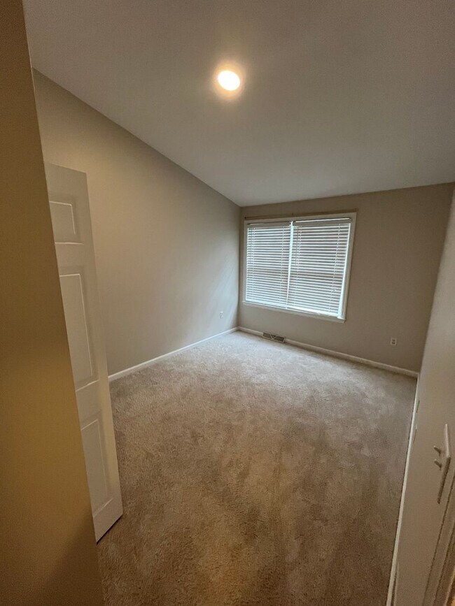 Building Photo - Newly Renovated 3 Bed 2.5 Bath Townhouse A...