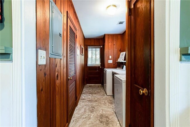 Building Photo - 4061 Lower Roswell Rd