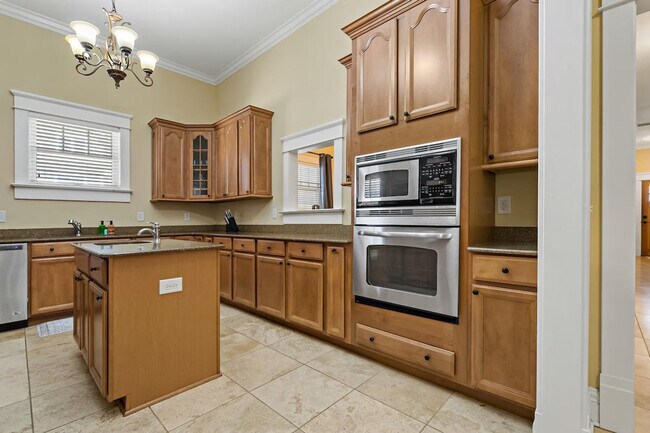 Building Photo - 611 S Orleans Ave