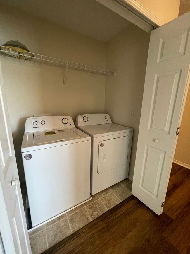 Building Photo - 4 BEDROOM IN GODLEY PARK- POOLER