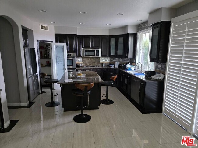 Building Photo - 23 Vía De La Valle