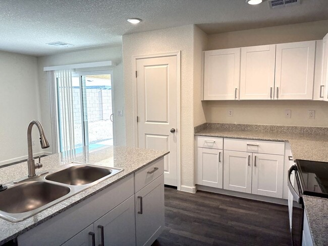 Building Photo - 4 bedroom, 2 bathroom Mystic Canyon Gem