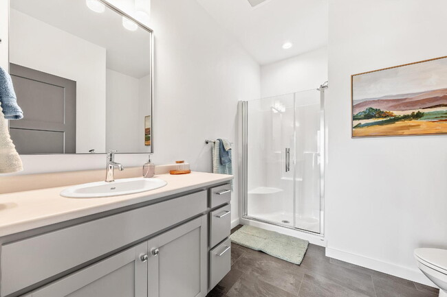 Building Photo - Modern 2-Bed Townhouse... Ideal for Professionals or Travelers