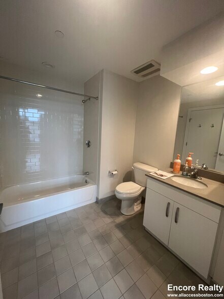 Building Photo - 601 Albany St