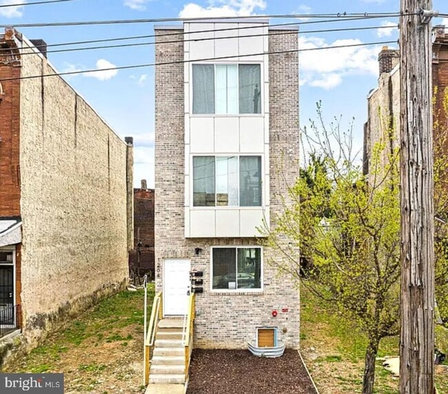 Building Photo - 1204 W Erie Ave