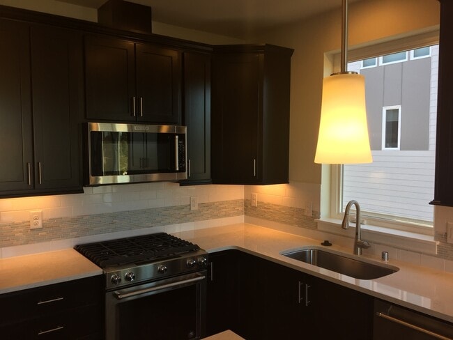 Building Photo - Newer Townhouse in Lake Forest Park!