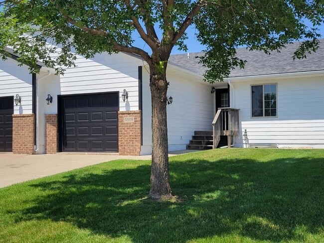 Building Photo - 3 BD, 2 BA AMENITY FILLED TOWNHOME WITH AT...