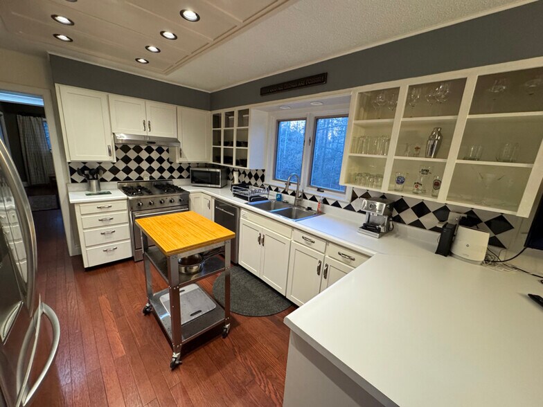 Building Photo - 247 Bruce Rd