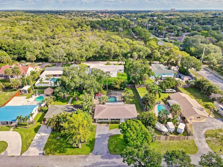 Building Photo - 2545 Venice Dr