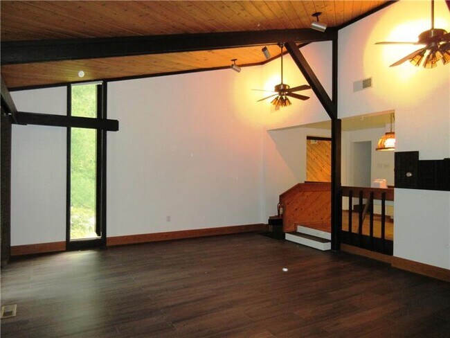 Building Photo - 830 Warrendale Bayne Rd