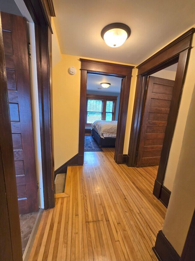 Building Photo - SINGLE FAMILY HOME! Great Location! Laundry, Wood Floors and Parking!