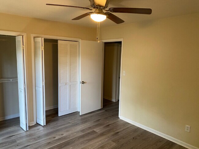 Building Photo - Perfect 1 Bedroom 1.5 Bathroom Townhome! Newer Flooring, Paint, and Appliances!