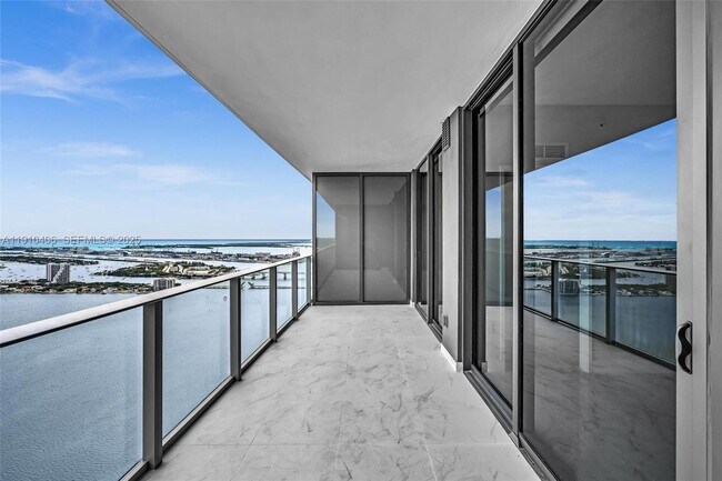 Building Photo - 700 NE 24th St