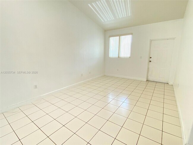 Building Photo - 1658 SE 28th Ct