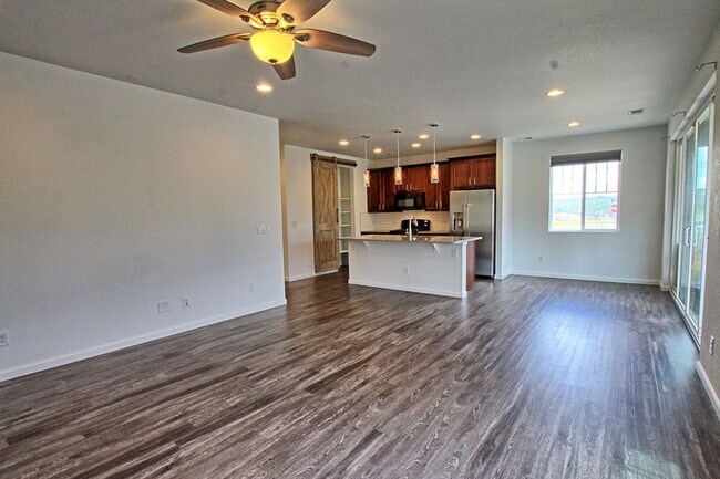 Building Photo - 3 bed 2.5 bath Crystal Valley Ranch home b...