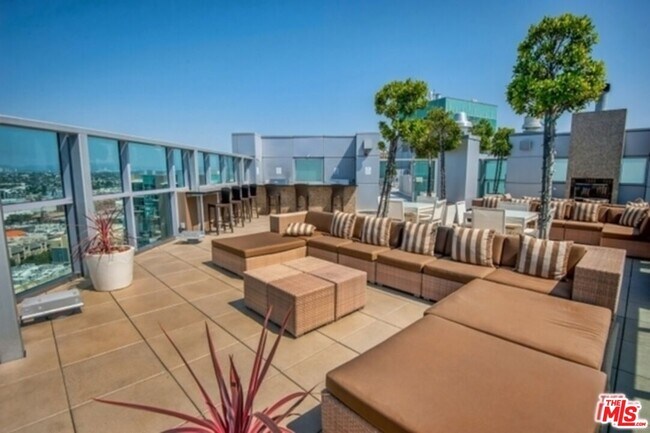 Building Photo - 13700 Marina Pointe Dr