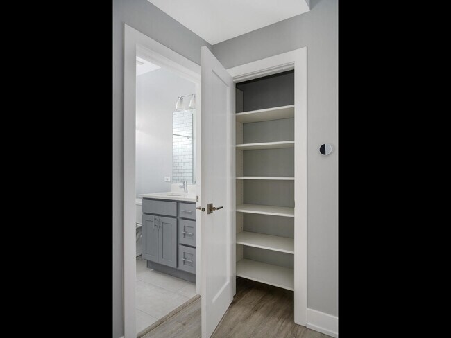 Building Photo - 5528 W Gettysburg St