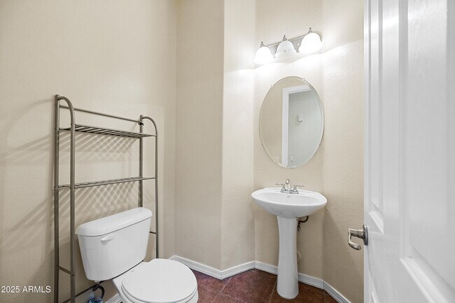 Building Photo - 2407 E Iris Dr