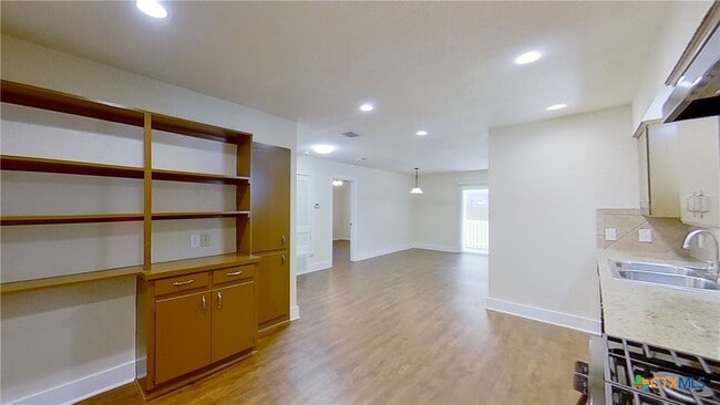 Building Photo - 2107 Magnolia Dr