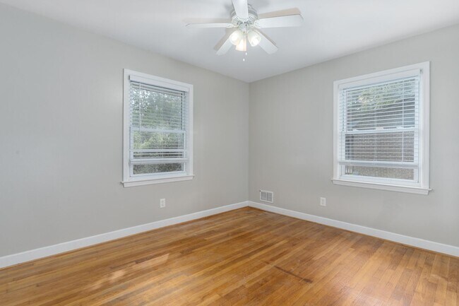 Building Photo - Charming ranch - style home in an unbeatab...