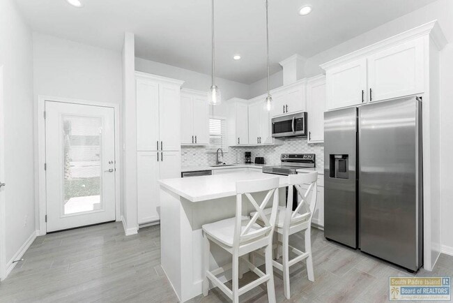 Building Photo - 18 S Bay Hill Dr