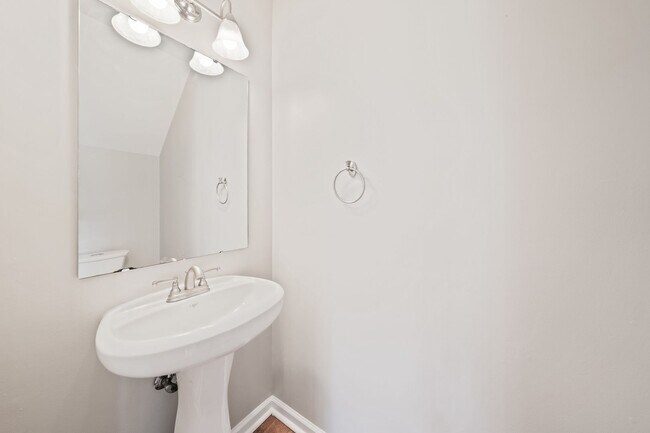 Building Photo - Beautiful 4 bedroom 2.5 bath with Fenced Y...