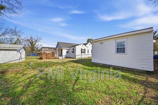 Building Photo - 2213 Maltby Ave