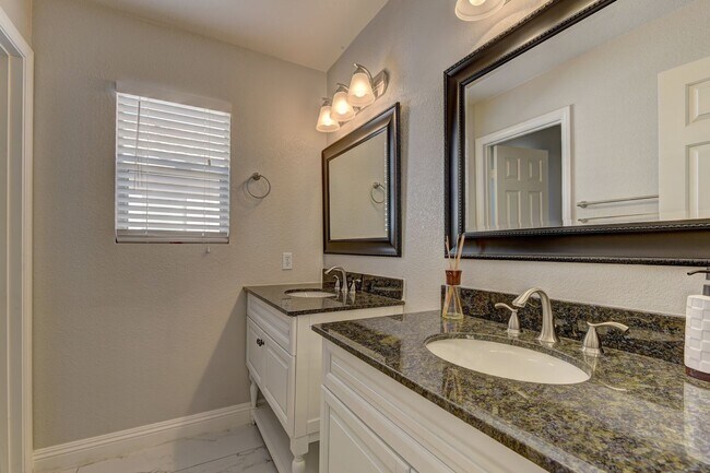 Building Photo - Beautiful remodeled home with pool!