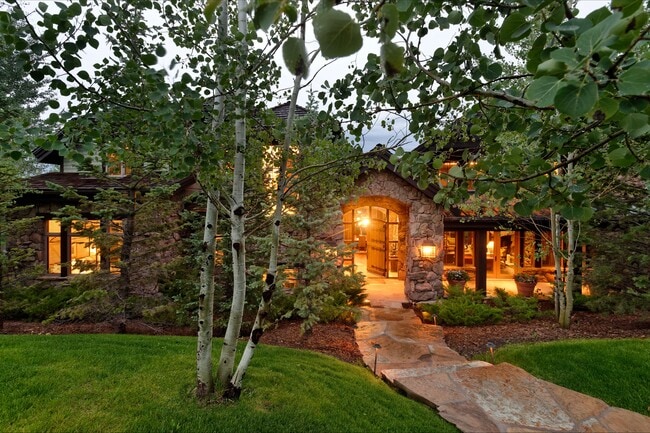 Building Photo - 353 Pfister Dr