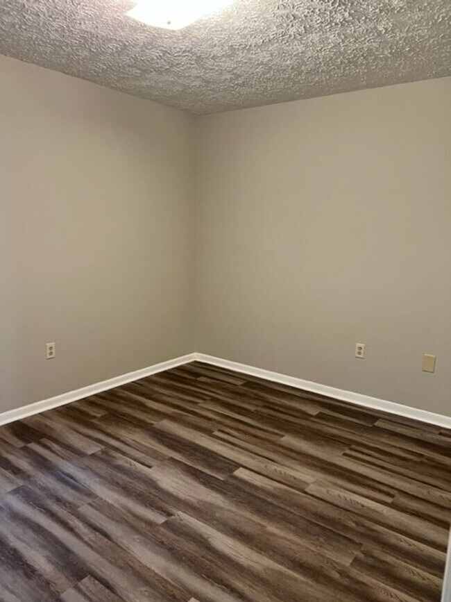 Building Photo - 18 Friar Tuck Dr