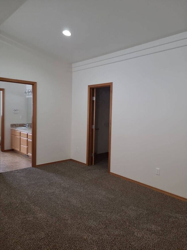 Building Photo - Cove West Neighborhood- Private Beach, Par...