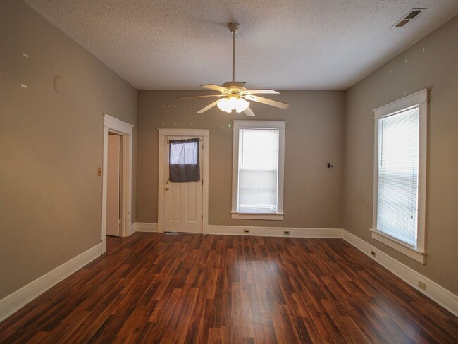 Building Photo - Move in Ready! Close to downtown Athens!