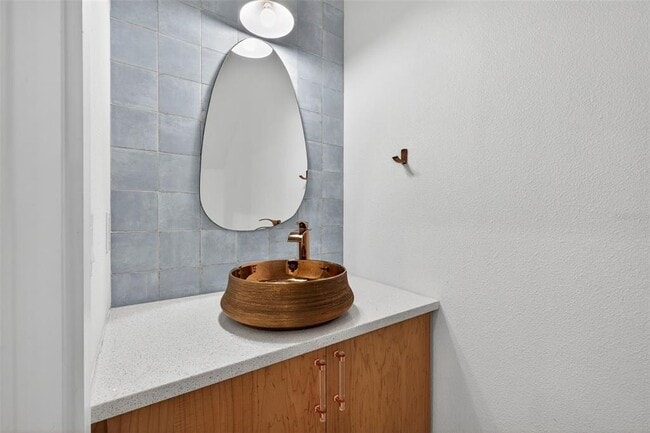 Building Photo - 611 24th Ave N