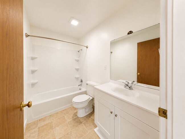 Building Photo - Spacious and charming! Conveniently located 2 bedroom, 1 bathroom