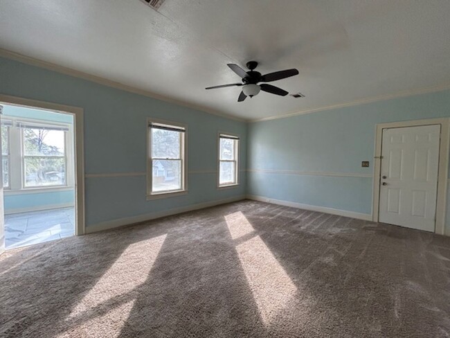 Building Photo - Move in Special!! 2 Bedroom 1 Bath Histori...