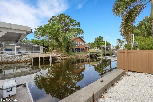 Building Photo - 2772 Riverview Dr