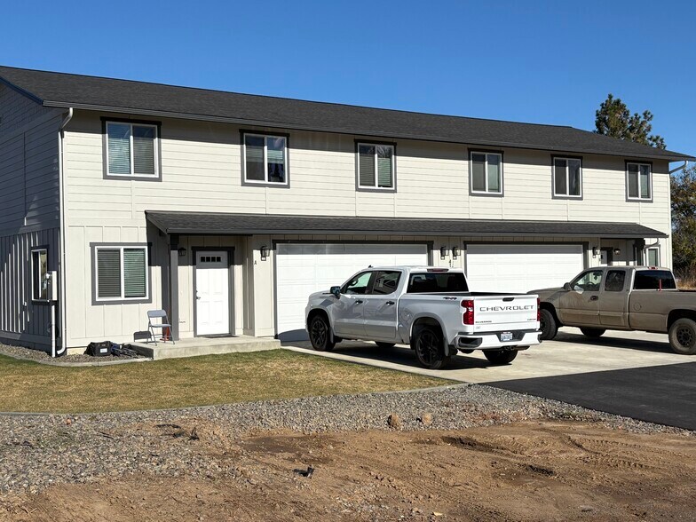 Building Photo - 412 W 1st St