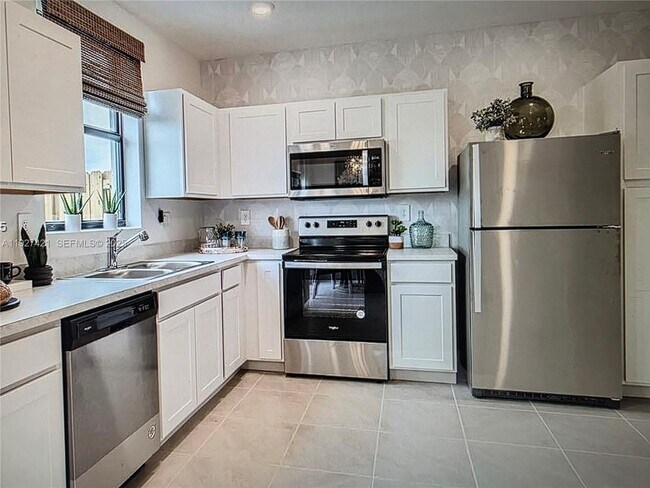 Building Photo - 261 NE 16th St