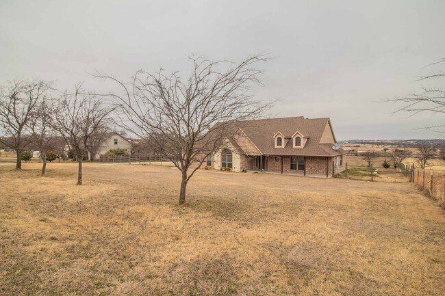 Building Photo - Beautiful Traditional Home on Over an Acre in Weatherford!