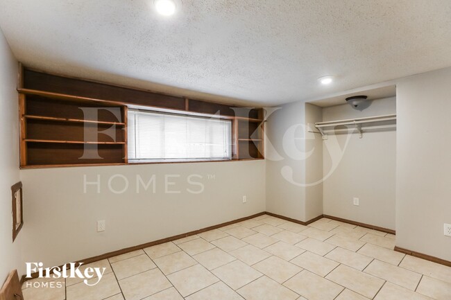 Building Photo - 1805 SW Speas Dr