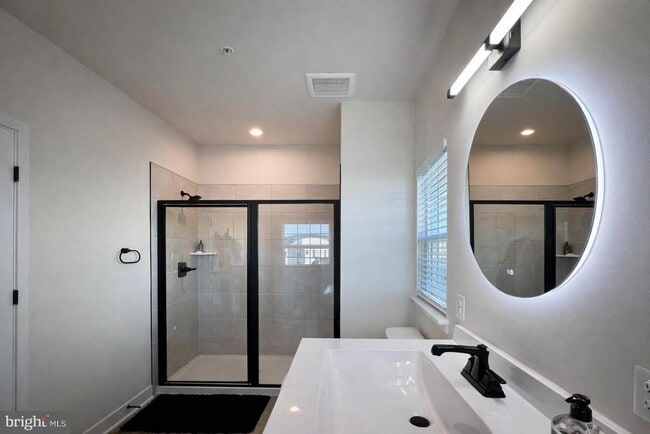 Building Photo - 134 Smt Pt Blvd