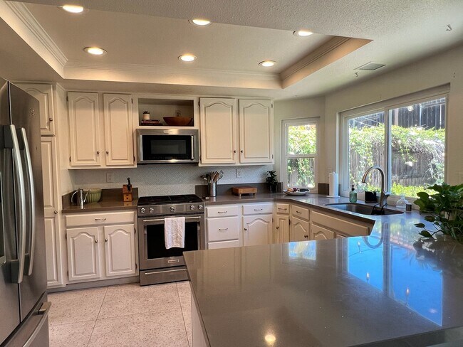 Building Photo - 4 Bedroom/3 Bath House in the hills of Rancho San Diego/El Cajon