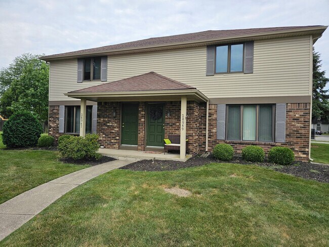 Building Photo - 3 Bedroom Townhouse, Rossford Schools!