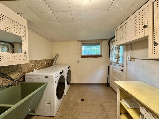 Building Photo - 3 bedroom in Hinsdale IL 60521