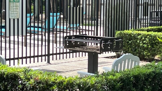 Building Photo - 560 S Park Rd