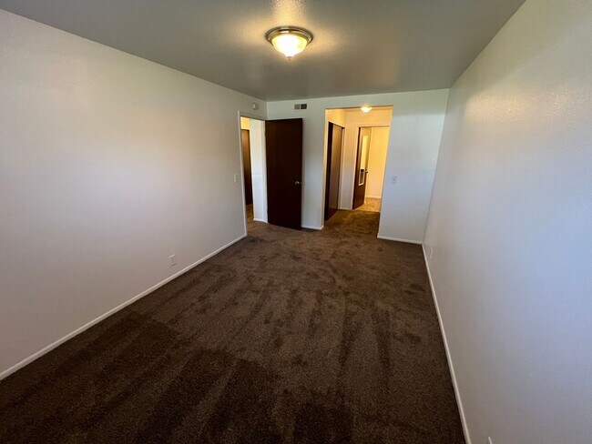 Building Photo - 2 Bed 2 Bath newly remodeled downstairs Unit