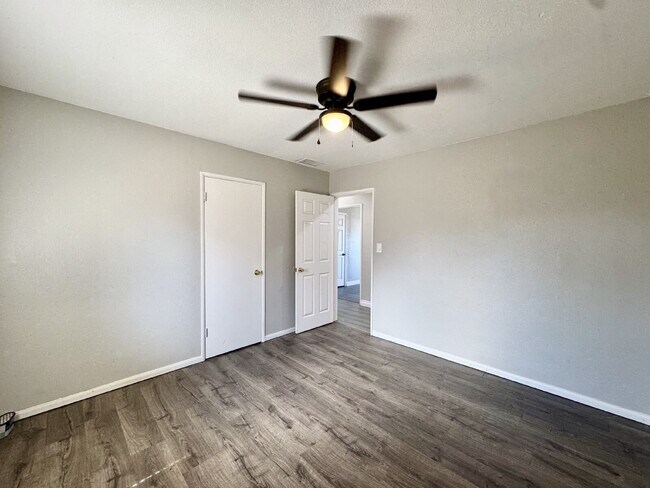 Building Photo - Adorable 3BD Vintage Henderson Home w/ Mod...