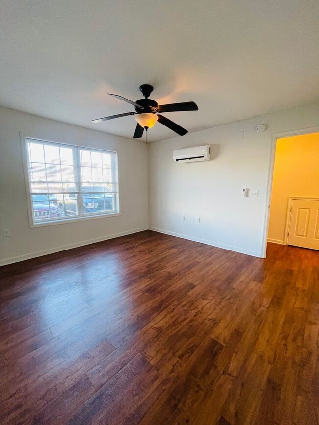 Building Photo - One Bedroom Garden Apartment - Top Floor!!