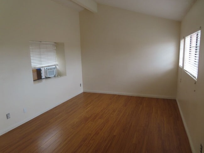 Building Photo - Three Bedroom Townhome with Two-Car Garage